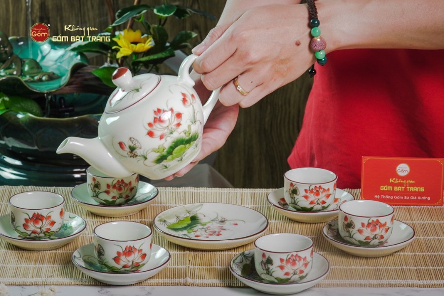 Bộ Ấm Chén Tròn Men Kem Vẽ Sen Đỏ