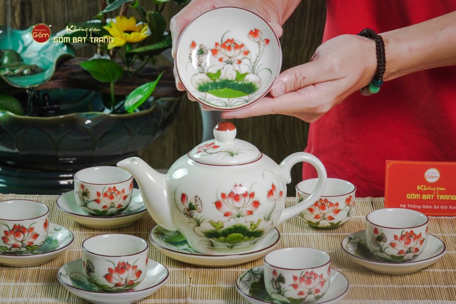 Bộ Ấm Chén Tròn Men Kem Vẽ Sen Đỏ