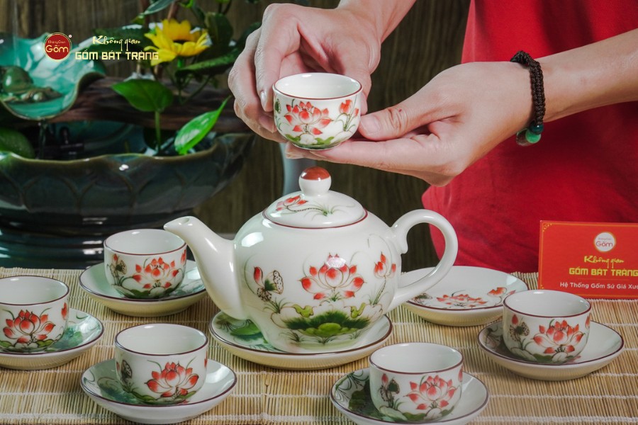 Bộ Ấm Chén Tròn Men Kem Vẽ Sen Đỏ