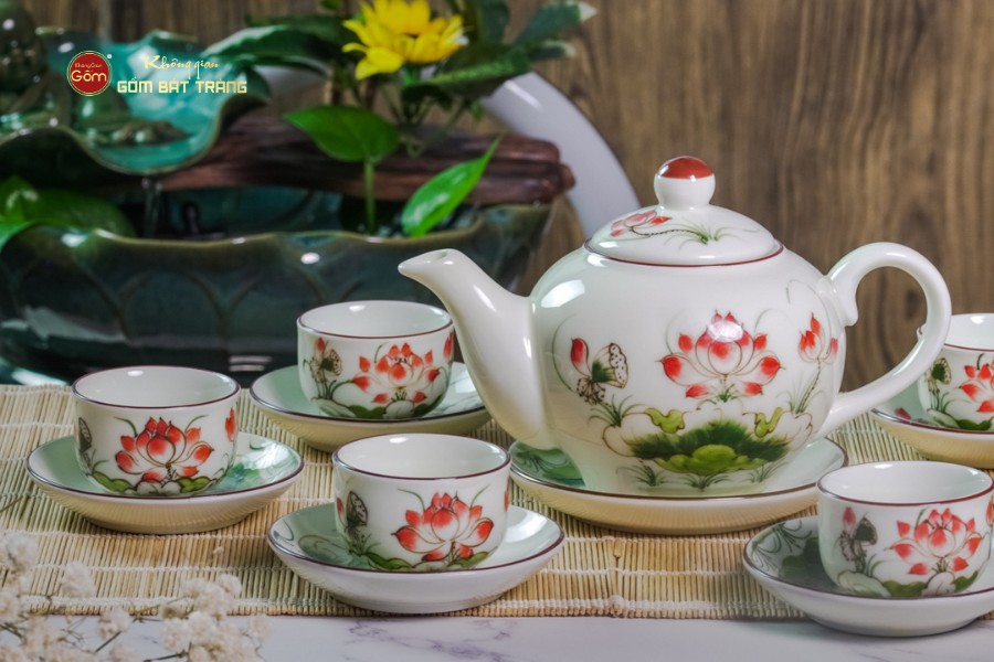 Bộ Ấm Chén Tròn Men Kem Vẽ Sen Đỏ