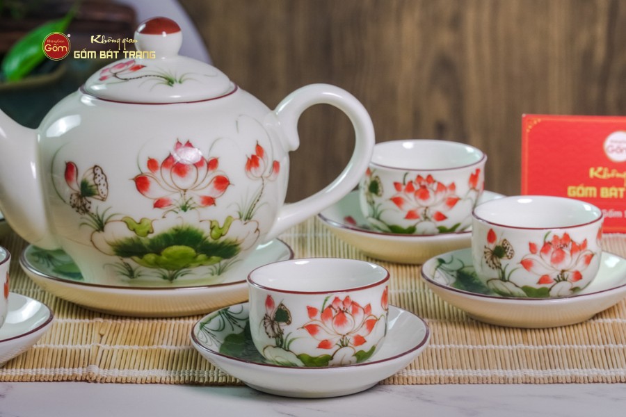 Bộ Ấm Chén Tròn Men Kem Vẽ Sen Đỏ