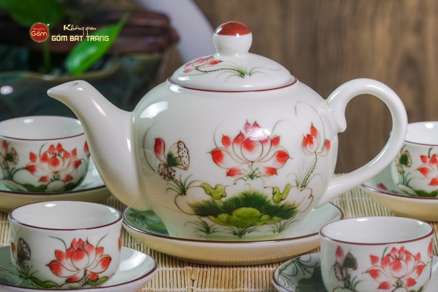 Bộ Ấm Chén Tròn Men Kem Vẽ Sen Đỏ