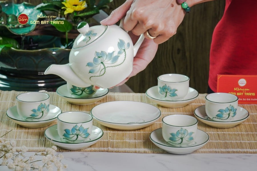 Bộ Ấm Chén Tròn Men Kem Vẽ Sen Xanh