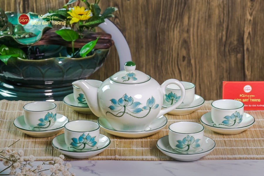 Bộ Ấm Chén Tròn Men Kem Vẽ Sen Xanh