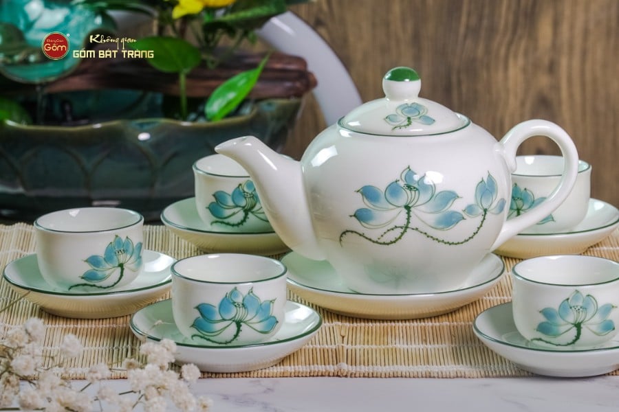 Bộ Ấm Chén Tròn Men Kem Vẽ Sen Xanh