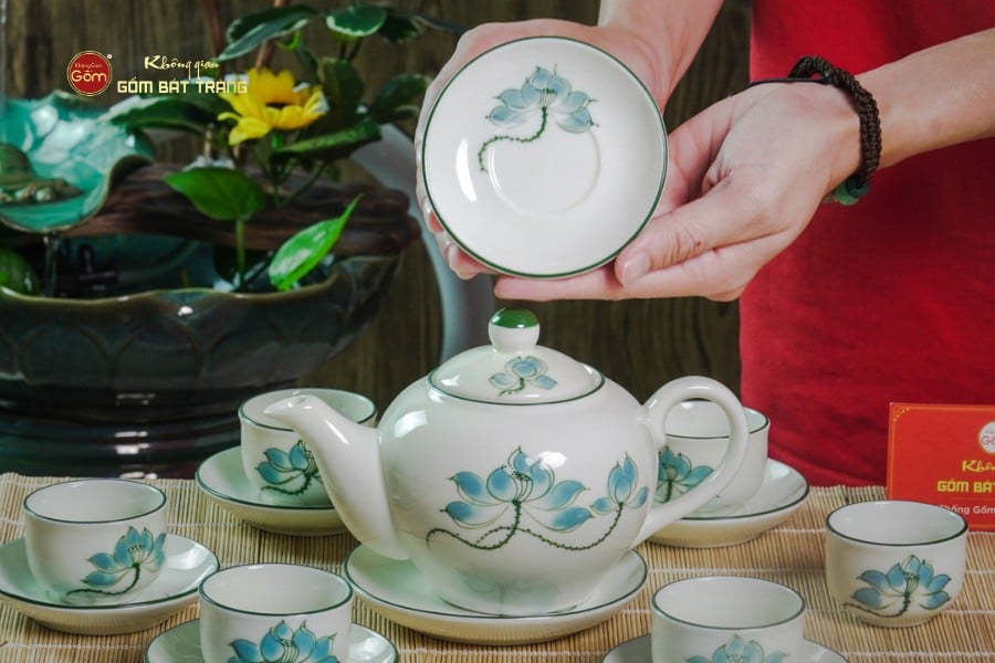 Bộ Ấm Chén Tròn Men Kem Vẽ Sen Xanh