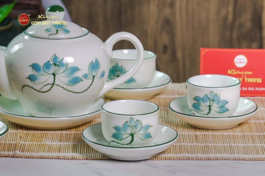 Bộ Ấm Chén Tròn Men Kem Vẽ Sen Xanh