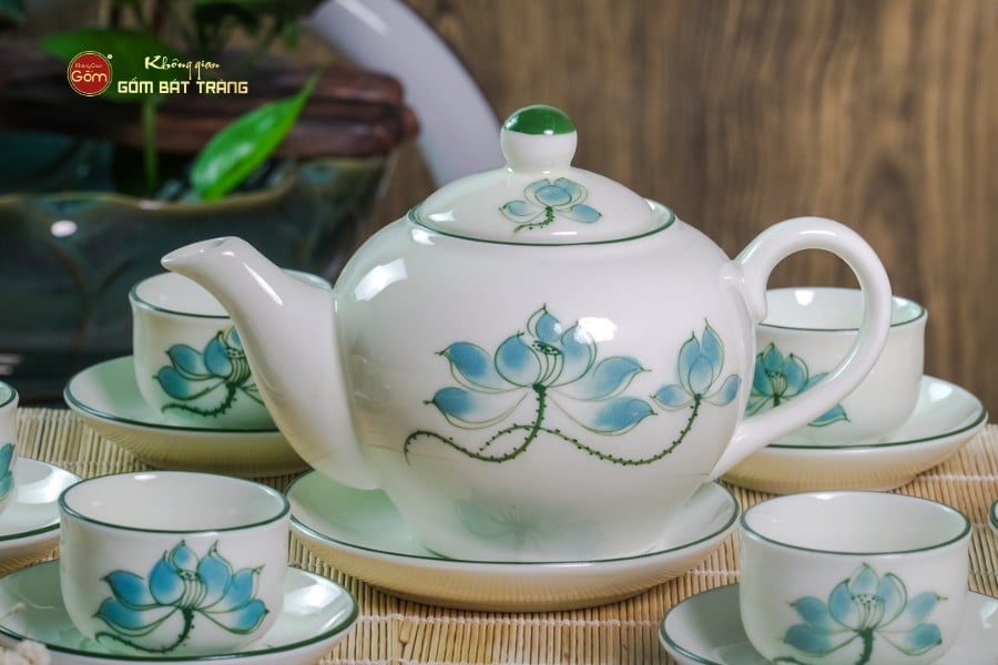 Bộ Ấm Chén Tròn Men Kem Vẽ Sen Xanh