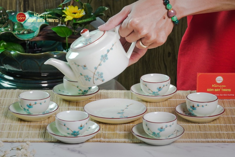 Bộ Ấm Chén Vai Cao Men Kem Vẽ Đào Xanh