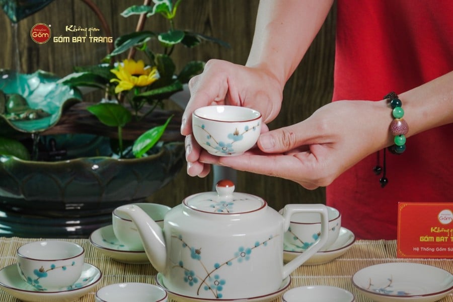 Bộ Ấm Chén Vai Cao Men Kem Vẽ Đào Xanh