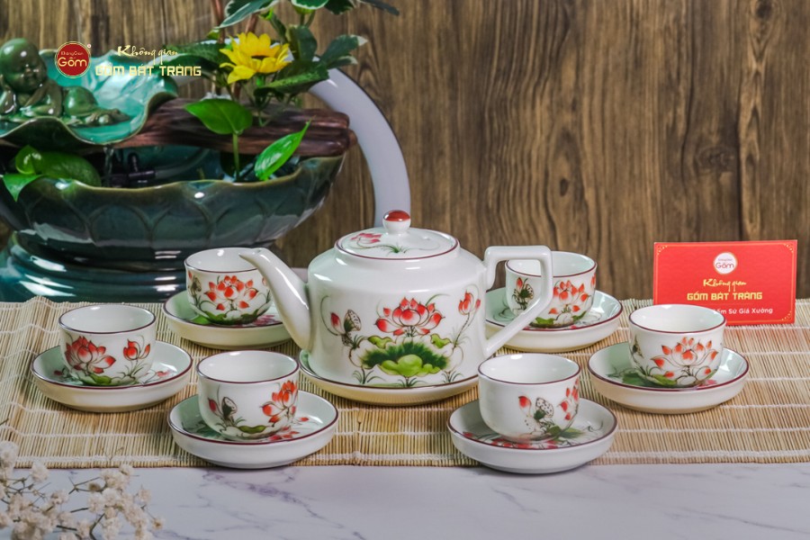 Bộ Ấm Chén Vai Cao Men Kem Vẽ Sen Đỏ