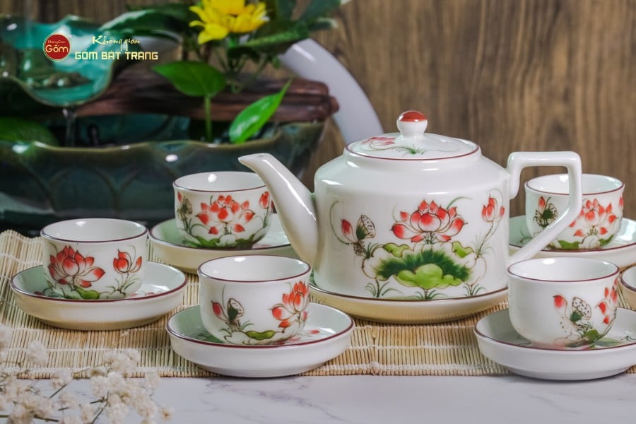 Bộ Ấm Chén Vai Cao Men Kem Vẽ Sen Đỏ