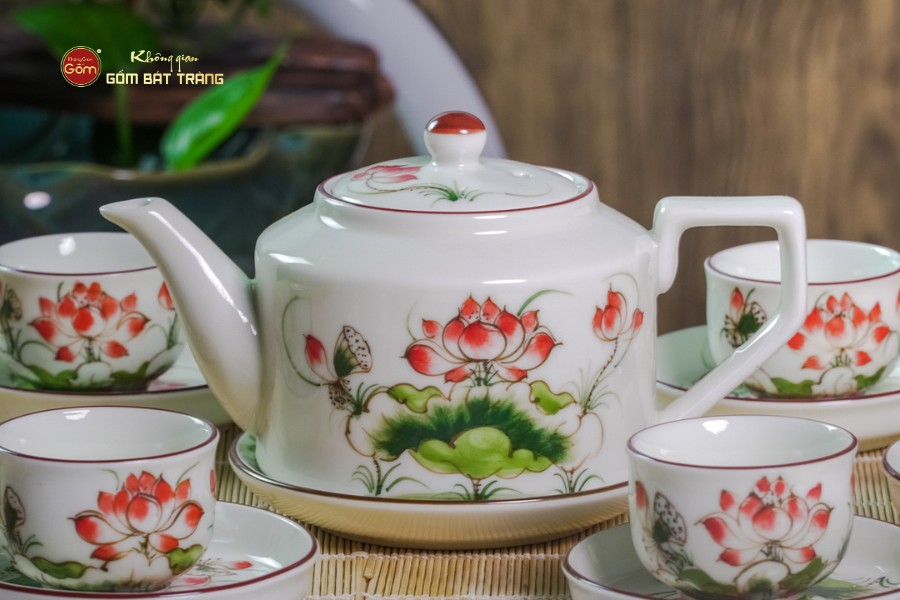 Bộ Ấm Chén Vai Cao Men Kem Vẽ Sen Đỏ