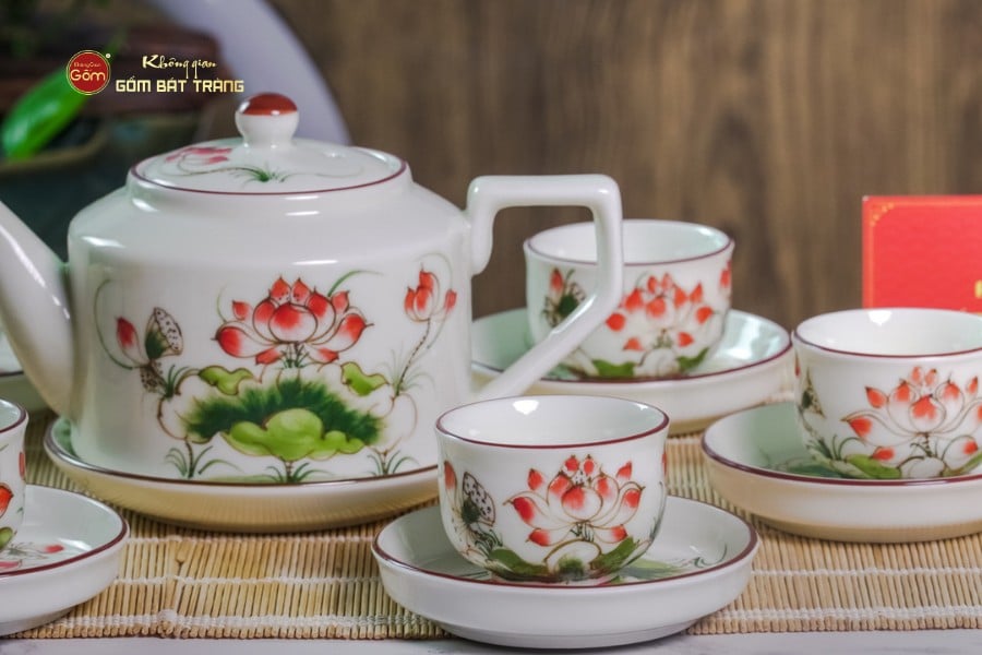 Bộ Ấm Chén Vai Cao Men Kem Vẽ Sen Đỏ