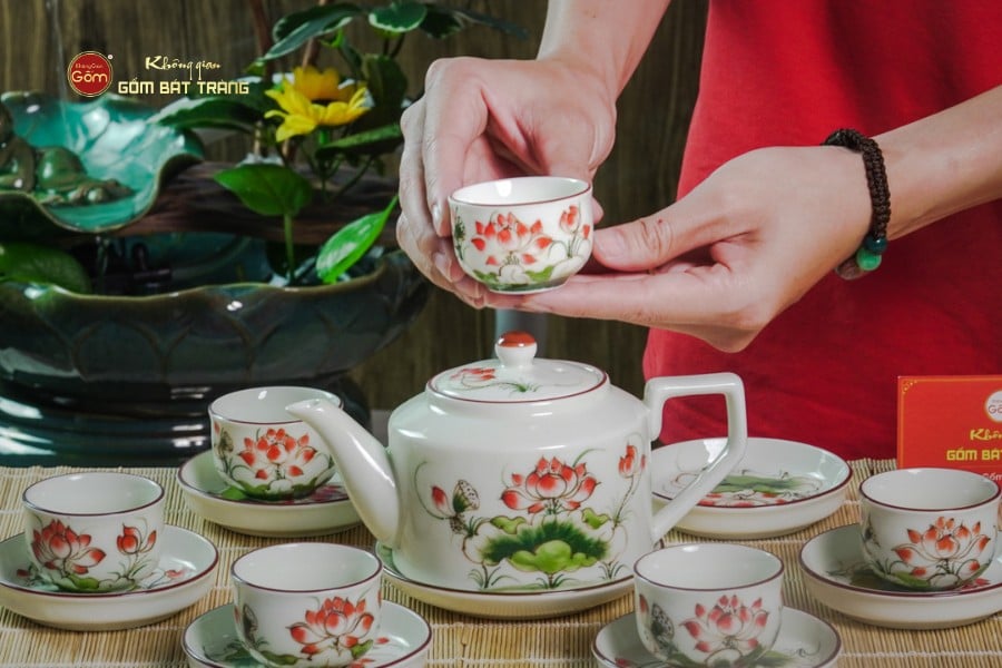 Bộ Ấm Chén Vai Cao Men Kem Vẽ Sen Đỏ