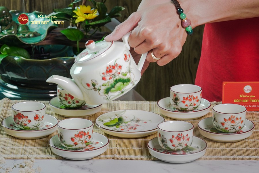 Bộ Ấm Chén Vai Cao Men Kem Vẽ Sen Đỏ