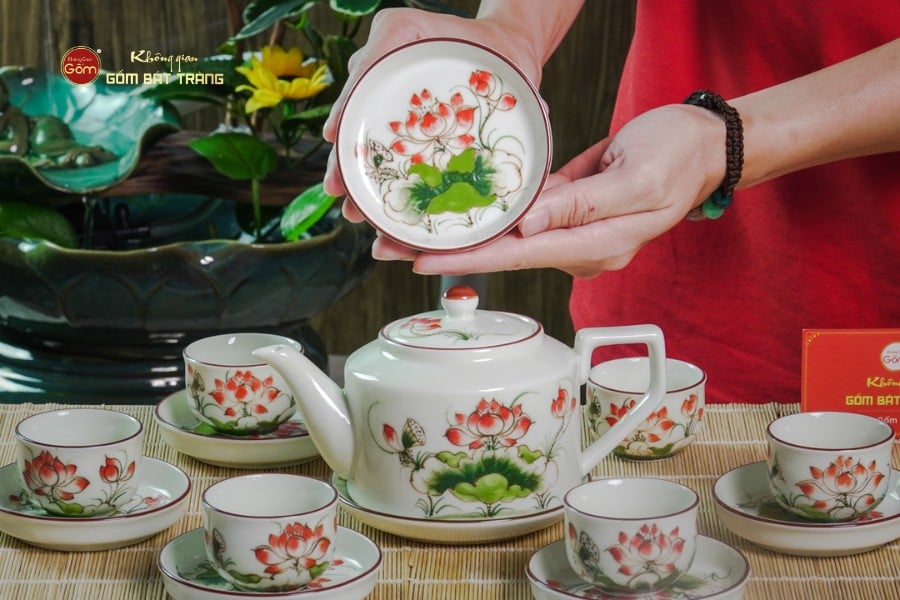 Bộ Ấm Chén Vai Cao Men Kem Vẽ Sen Đỏ