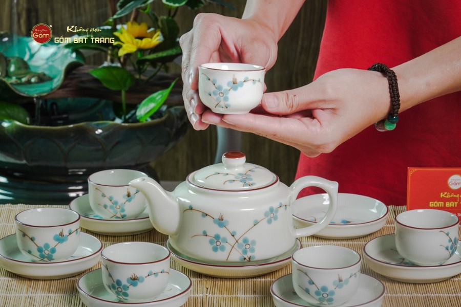Bộ Ấm Chén Vai Vuông Men Kem Vẽ Đào Xanh