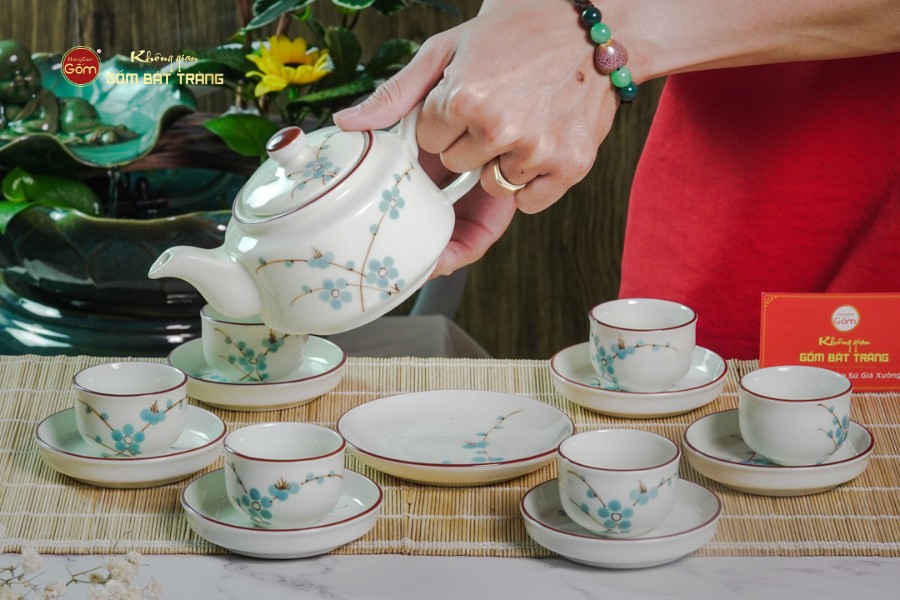 Bộ Ấm Chén Vai Vuông Men Kem Vẽ Đào Xanh