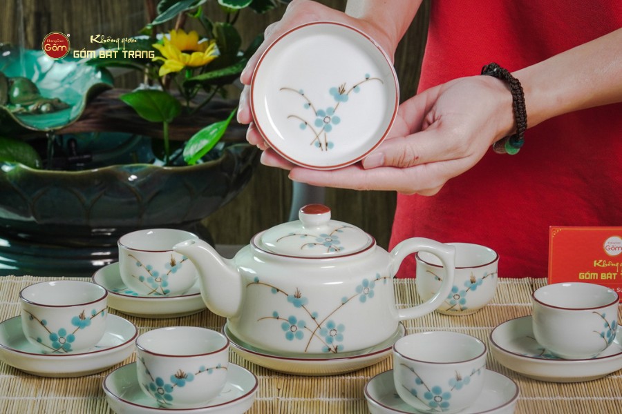 Bộ Ấm Chén Vai Vuông Men Kem Vẽ Đào Xanh