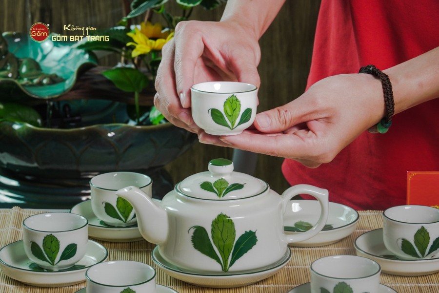 Bộ Ấm Chén Vai Vuông Men Kem Vẽ Ngò Gai