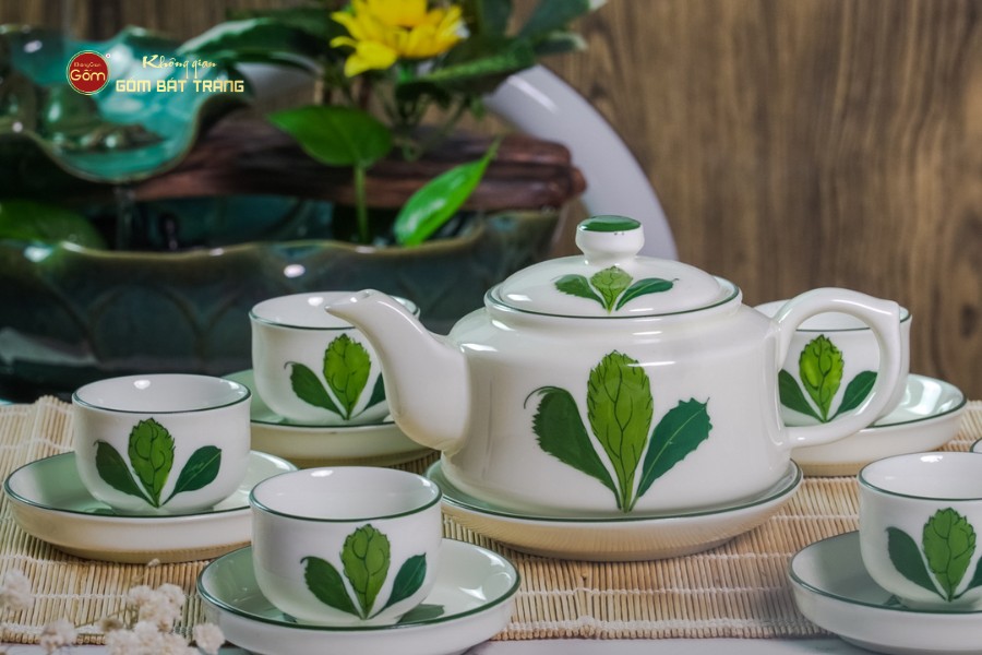 Bộ Ấm Chén Vai Vuông Men Kem Vẽ Ngò Gai