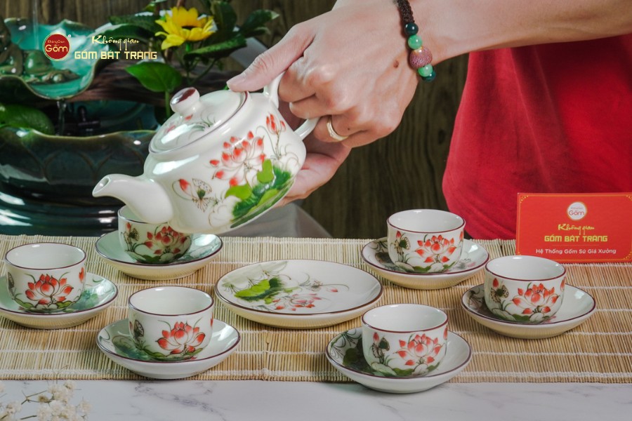 Bộ Ấm Chén Vai Vuông Men Kem Vẽ Sen Đỏ