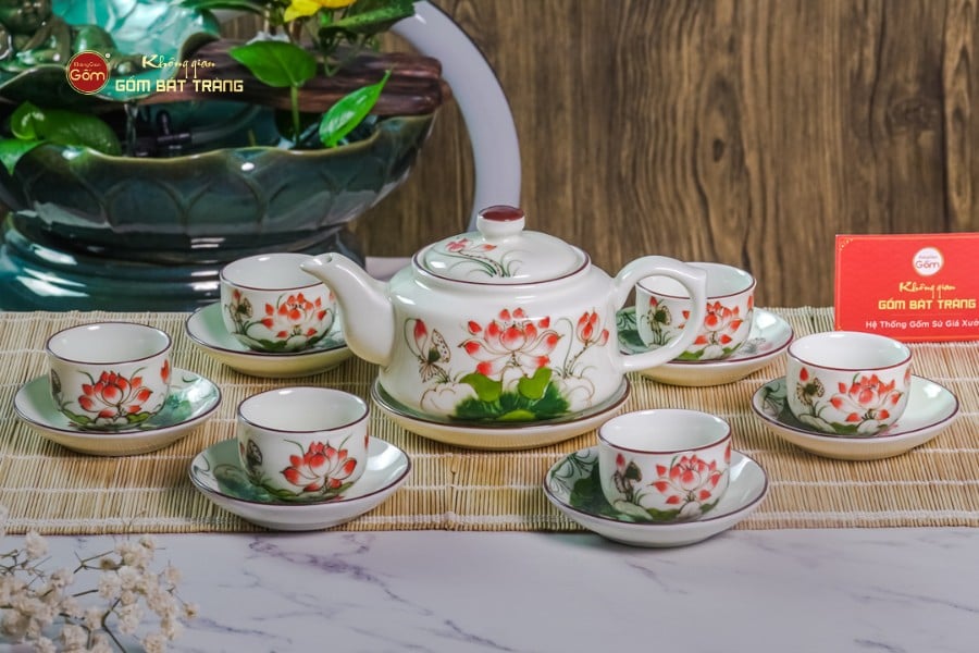 Bộ Ấm Chén Vai Vuông Men Kem Vẽ Sen Đỏ