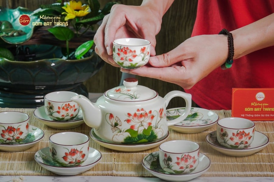 Bộ Ấm Chén Vai Vuông Men Kem Vẽ Sen Đỏ