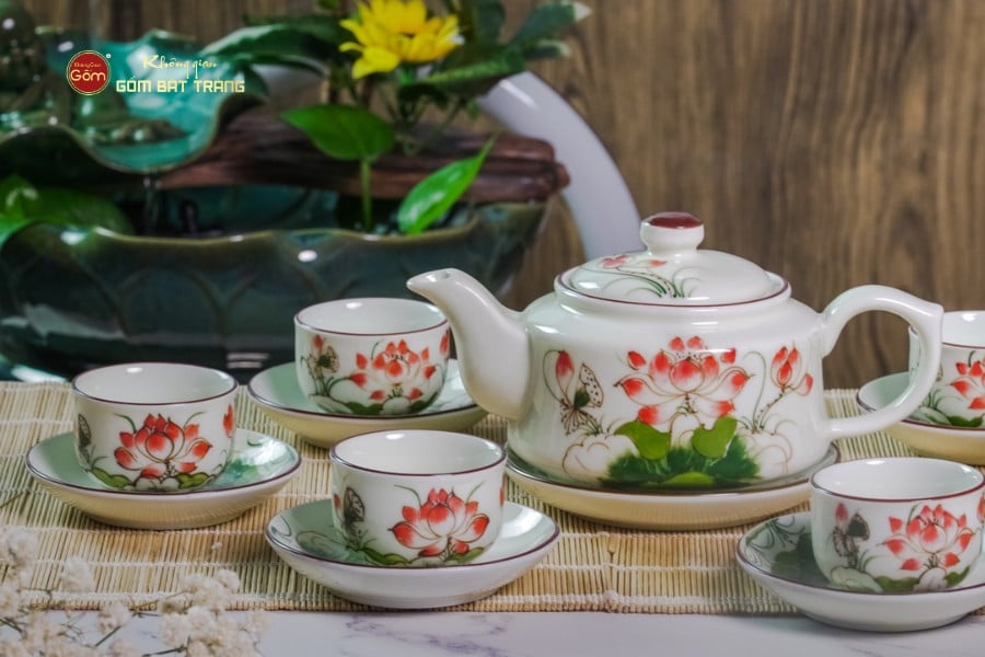 Bộ Ấm Chén Vai Vuông Men Kem Vẽ Sen Đỏ