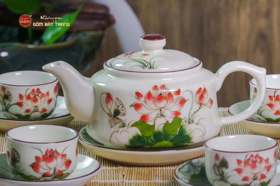 Bộ Ấm Chén Vai Vuông Men Kem Vẽ Sen Đỏ