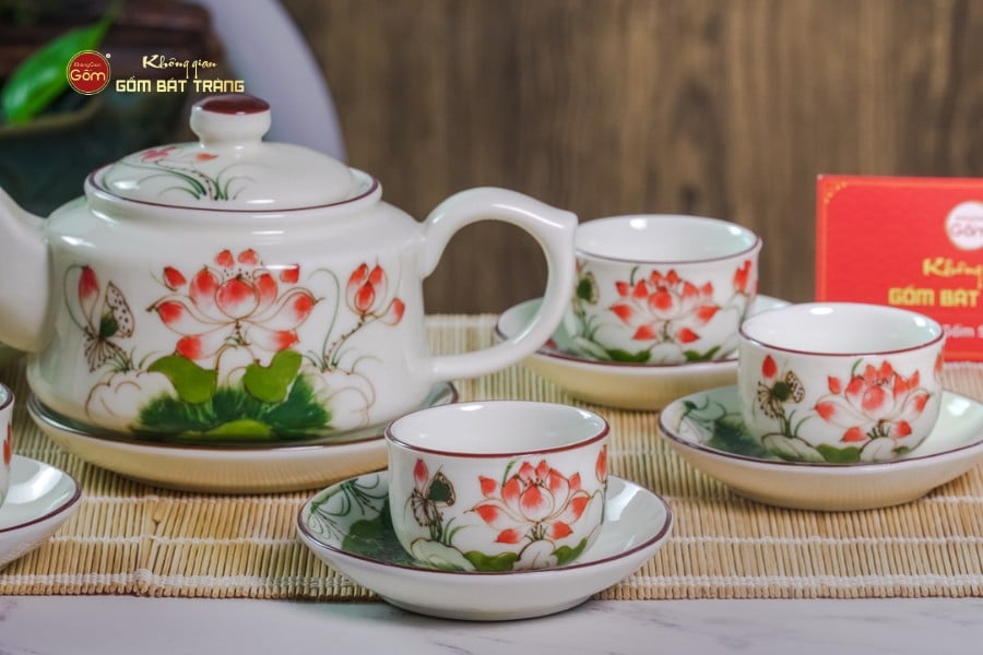 Bộ Ấm Chén Vai Vuông Men Kem Vẽ Sen Đỏ