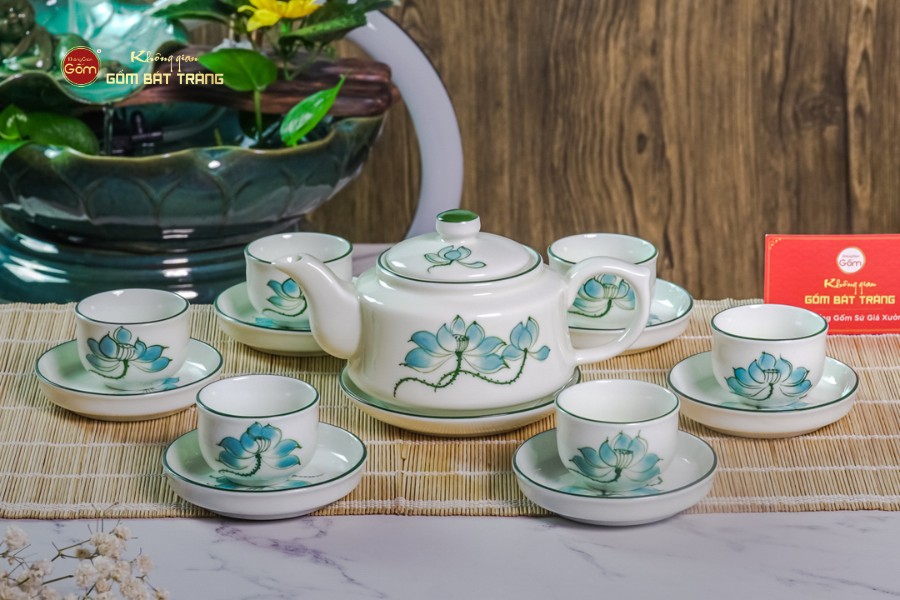 Bộ Ấm Chén Vai Vuông Men Kem Vẽ Sen Xanh