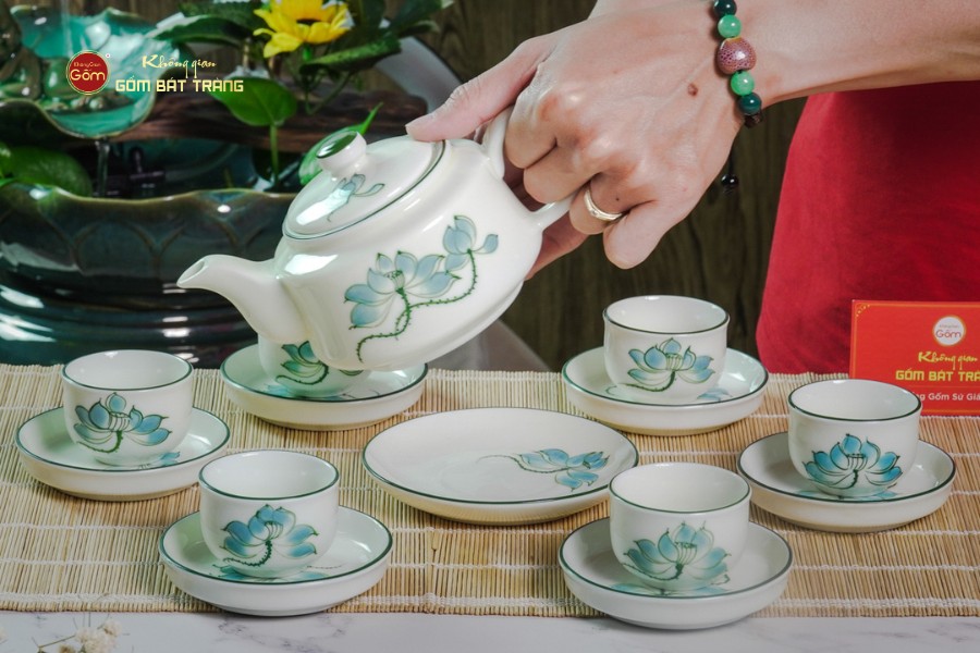 Bộ Ấm Chén Vai Vuông Men Kem Vẽ Sen Xanh