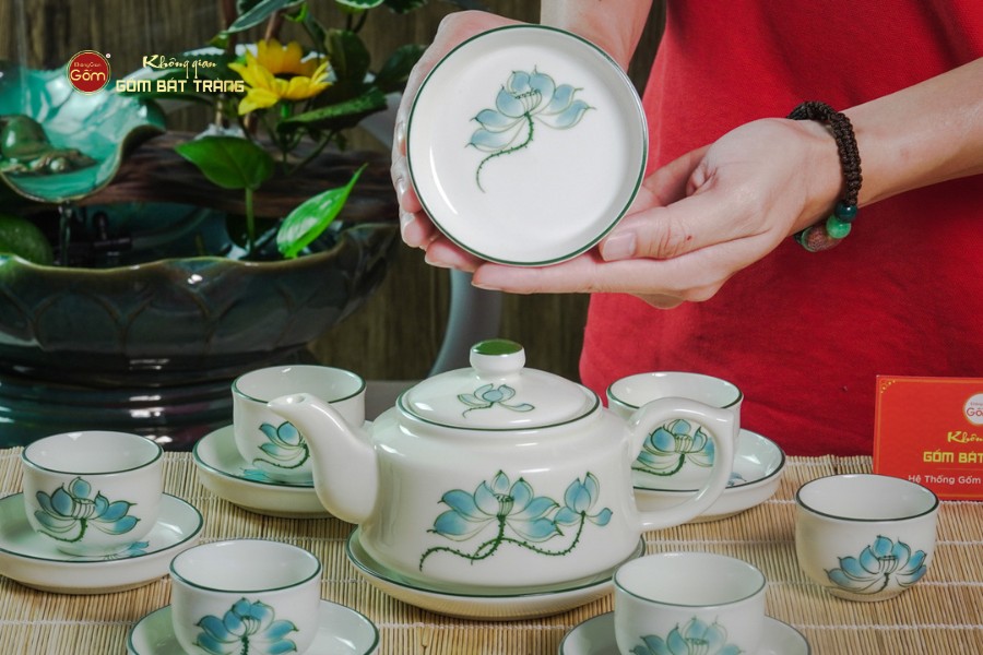 Bộ Ấm Chén Vai Vuông Men Kem Vẽ Sen Xanh