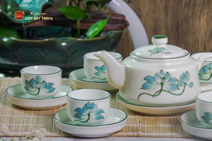 Bộ Ấm Chén Vai Vuông Men Kem Vẽ Sen Xanh