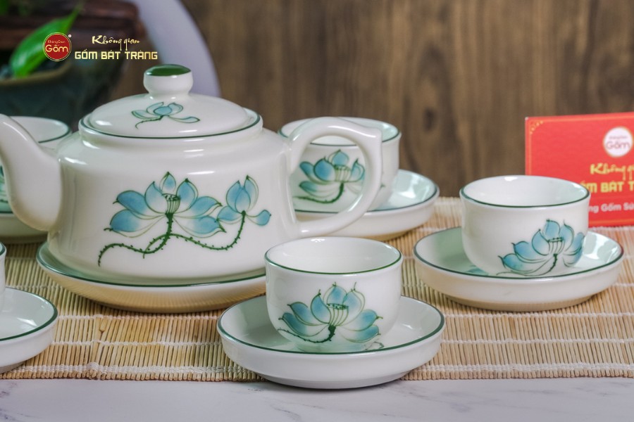 Bộ Ấm Chén Vai Vuông Men Kem Vẽ Sen Xanh
