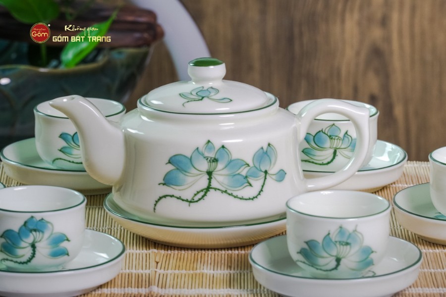 Bộ Ấm Chén Vai Vuông Men Kem Vẽ Sen Xanh