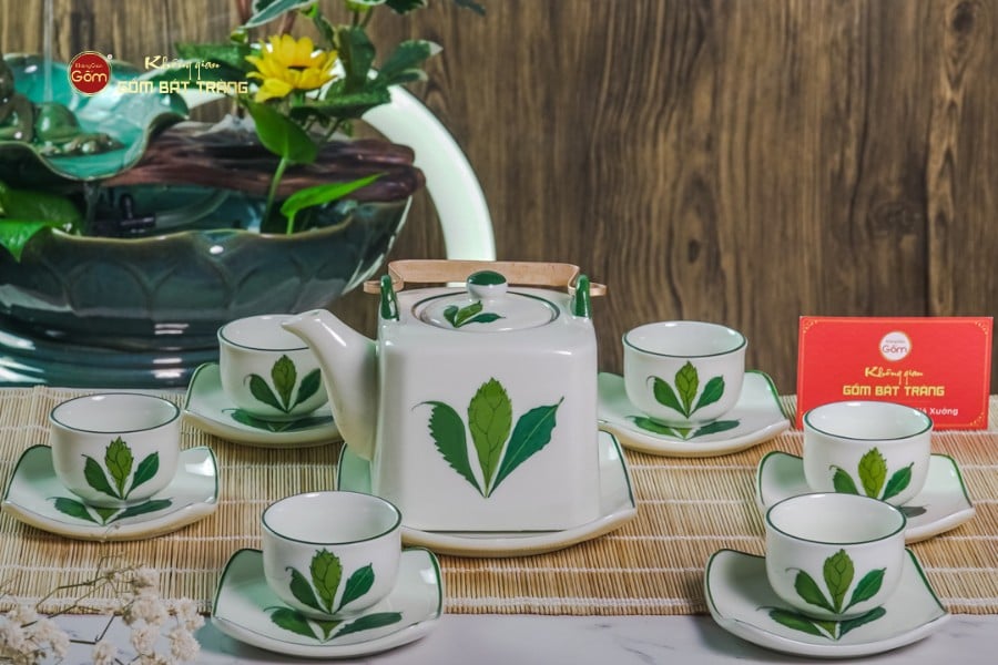 Bộ Ấm Chén Vuông Quai Đồng Vẽ Ngò Gai