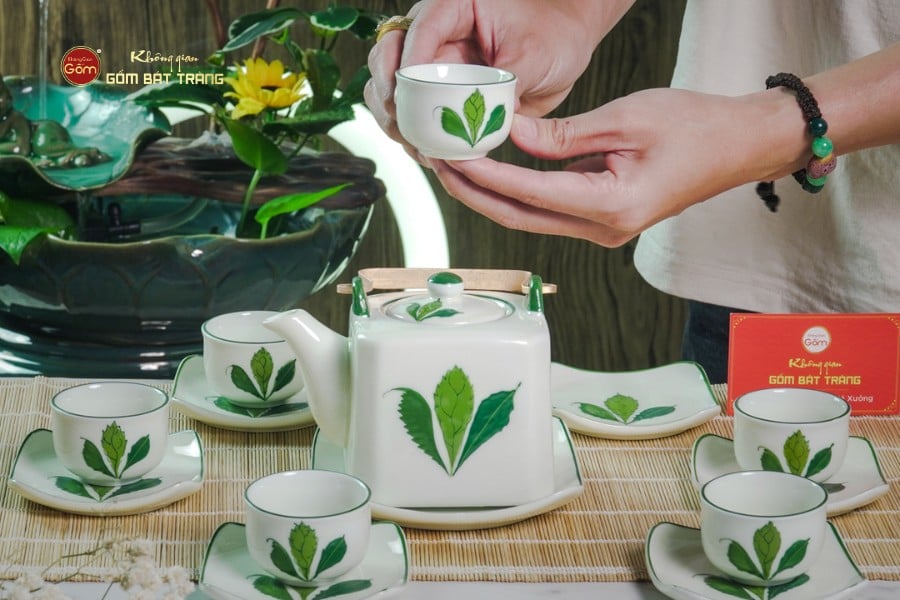 Bộ Ấm Chén Vuông Quai Đồng Vẽ Ngò Gai