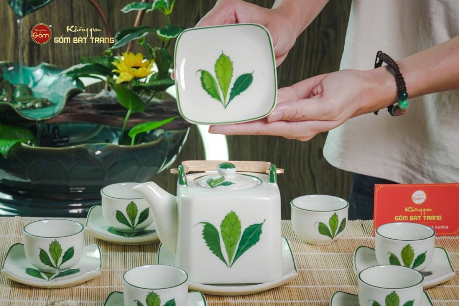 Bộ Ấm Chén Vuông Quai Đồng Vẽ Ngò Gai