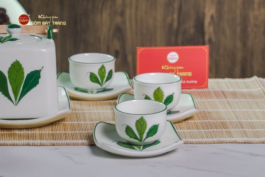 Bộ Ấm Chén Vuông Quai Đồng Vẽ Ngò Gai