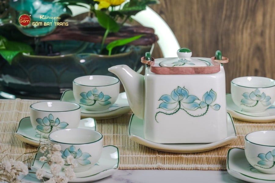 Bộ Ấm Chén Vuông Quai Đồng Vẽ Sen Xanh