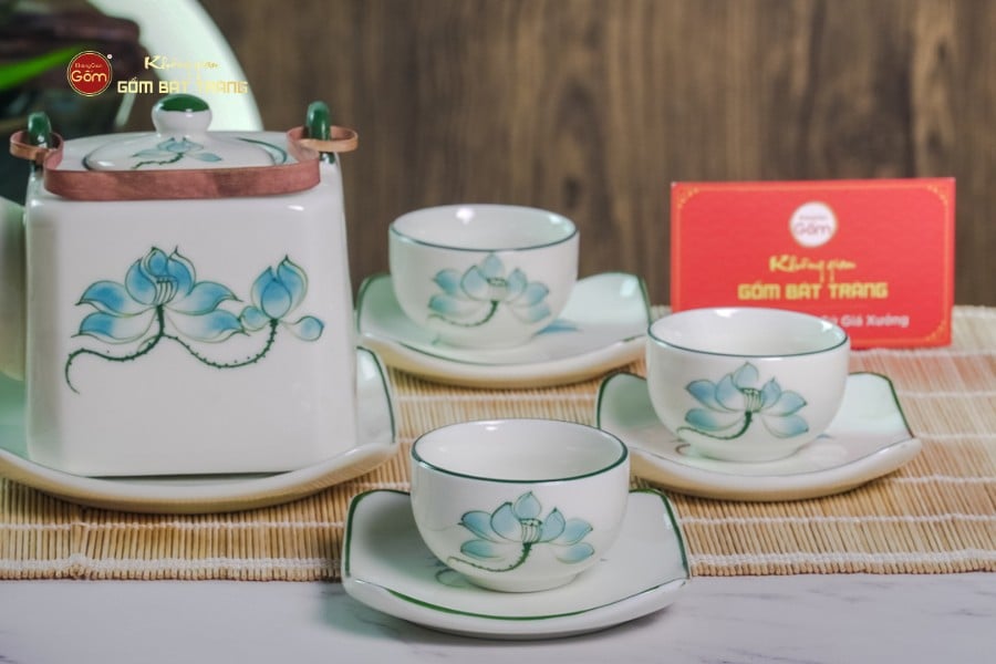 Bộ Ấm Chén Vuông Quai Đồng Vẽ Sen Xanh