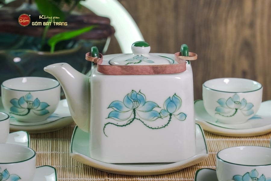 Bộ Ấm Chén Vuông Quai Đồng Vẽ Sen Xanh
