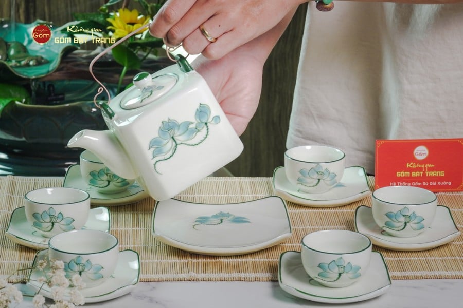 Bộ Ấm Chén Vuông Quai Đồng Vẽ Sen Xanh