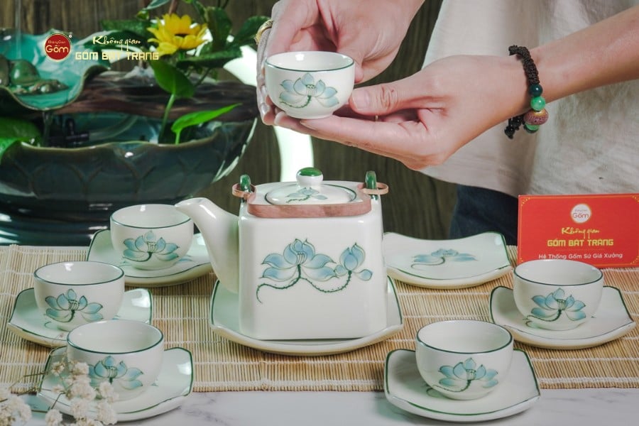 Bộ Ấm Chén Vuông Quai Đồng Vẽ Sen Xanh