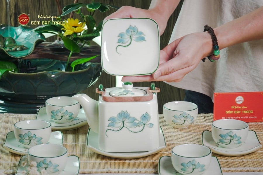 Bộ Ấm Chén Vuông Quai Đồng Vẽ Sen Xanh