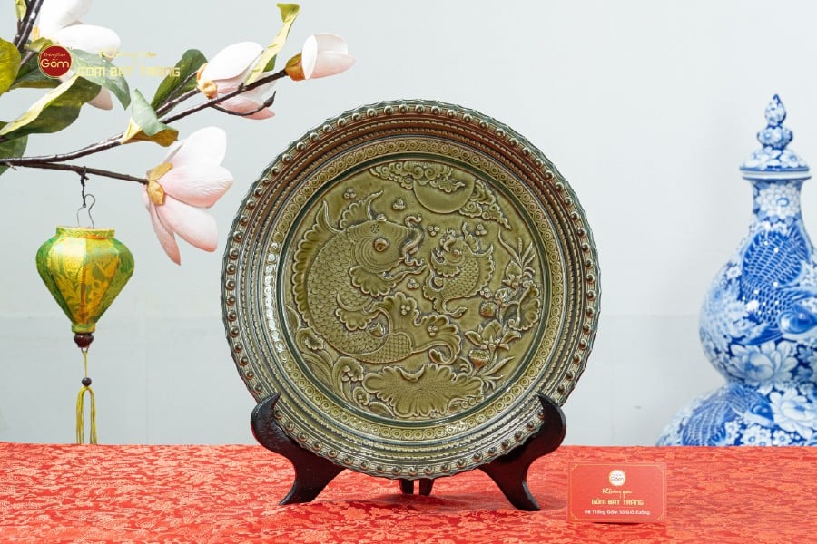 Đĩa Trưng Bày Đắp Nổi Cá Chép Hoa Sen