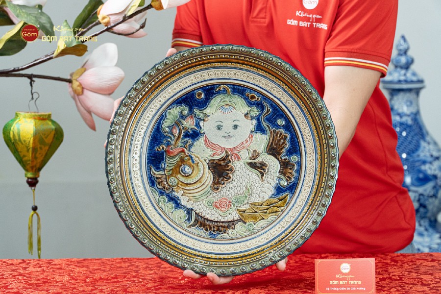 Đĩa Trưng Bày Đắp Nổi Cậu Bé Ôm Cá